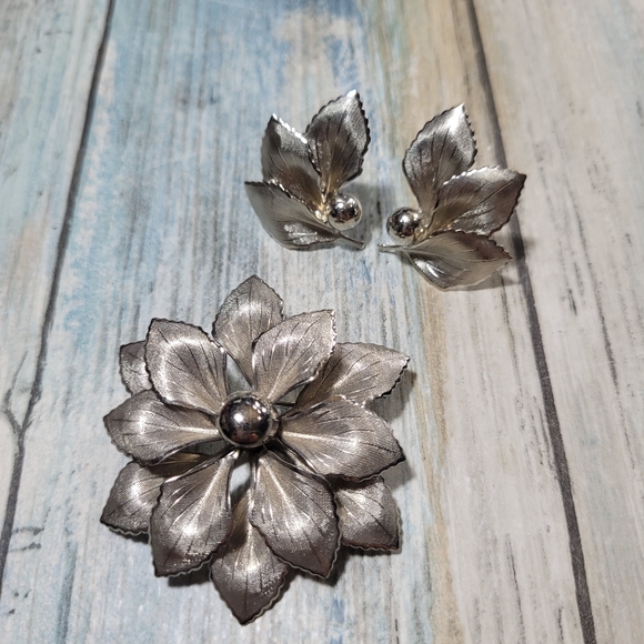 Jewelry - Vintage Flower Brooch and Earrings Set.